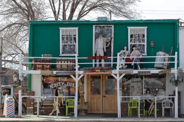 66 eski dükkan, motel tabelası ve terk edilmiş yerler.