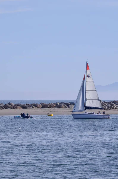 Santa Barbara sahilinde yelkenli.