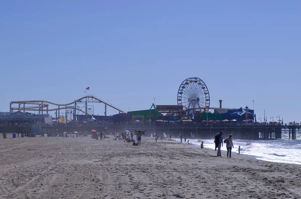 Santa Monica sahilinin arkasında rıhtım var.