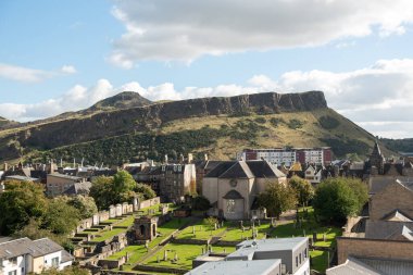 Doğayla Edinburgh şehir manzarası