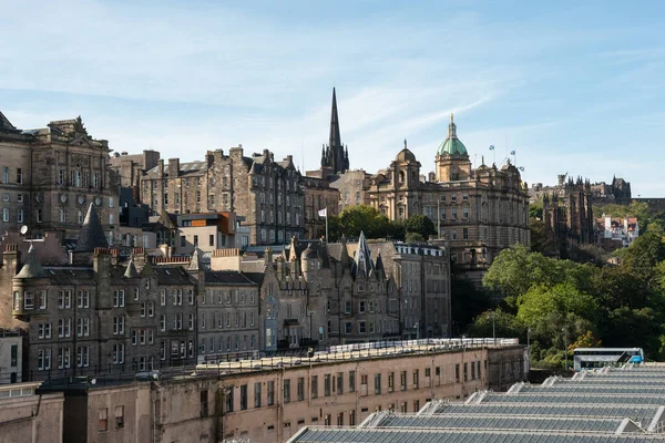 Antik Edinburgh şehrinde klasik binalar