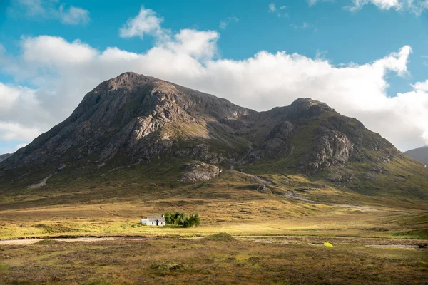 Ein Einsames Haus Fuße Eines Hügels Den Schottischen Highlands — Stockfoto