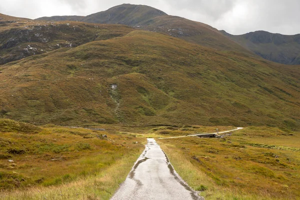 Nasser Weg Die Berge Den Schottischen Highlands — Stockfoto