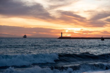 İspanya 'daki Almeria plajında inanılmaz turuncu gün batımı