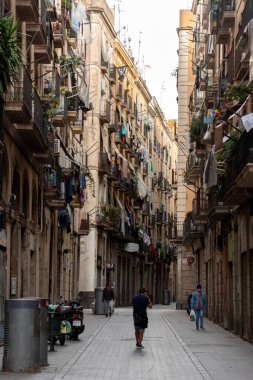 Barselona, İspanya 'daki Raval' ın canlı ve çok kültürlü mahallesi dar sokaklar ve tarihi mimariye sahiptir.
