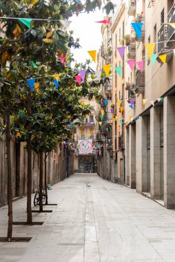 Raval, Barselona, İspanya sokakları, yerel halk ve turistler trend dükkanlarını ve restoranları keşfederken hayat dolu.