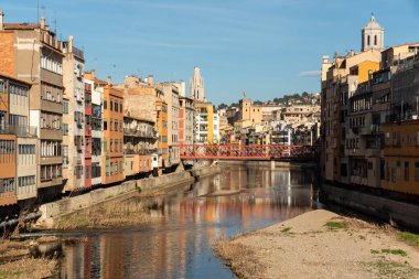 İspanya 'nın Katalunya kentindeki tarihi Girona şehrinde büyüleyici, dolambaçlı sokaklar ve renkli antik binalar vardır.