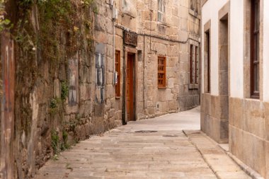 Galiçya 'nın eski kasabalarının kırsal taş binaları ve dolambaçlı sokakları ziyaretçileri cazibeleri ve karakterleriyle zamanda geri götürüyor.