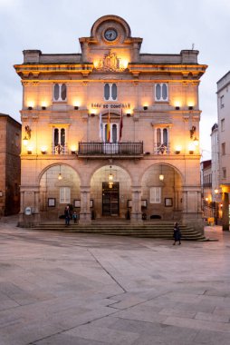 Kendinizi zengin tarihe ve Orense 'nin doğal güzelliklerine daldırın. Kaplıcaları ve Romanca mimarisi ile tanınan bir şehir.