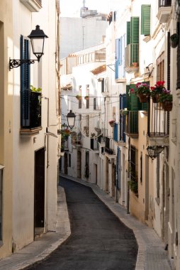 İspanya, Sitges 'in sessiz ve ıssız sokaklarında yürürken büyüleyici, renkli binaların arasında huzur ve sükunet hissi hakim olunamıyor.