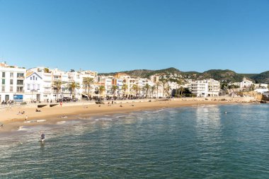Sitges, İspanya 'nın pitoresk plajı, büyüleyici bir cennet. Yumuşak kum ve kristal berrak turkuaz sularla çevrili, büyüleyici kafeler, restoranlar ve renkli binalarla çevrili.
