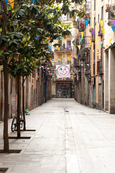 stock image The lively streets of Raval, Barcelona, Spain, come alive at night with music, laughter, and the clinking of glasses