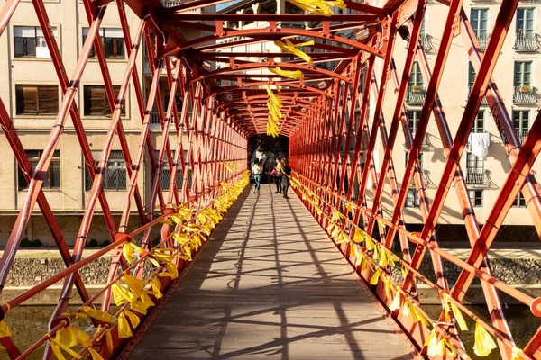 stock image Girona's iconic red bridge, the Pont de les Peixateries Velles, adds a bold and striking element to the city's skyline in Catalunya