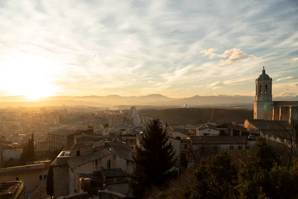 스페인 카탈루냐의 지로나 지면서 도시는 따뜻하고 황금빛 빛으로 활기를 — 스톡 사진