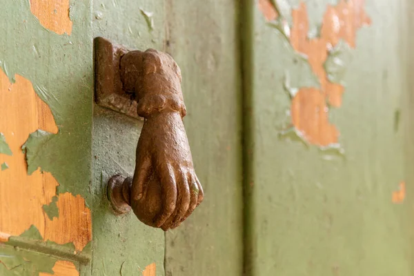 Güzelce işlenmiş bronz bir el antik kapı zilini süslüyor, girişe biraz zarafet ve karakter katıyor..