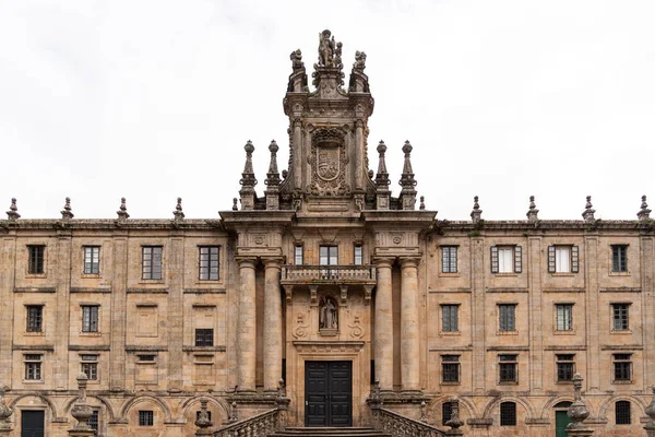 Büyüleyici kırsal kesime bakan bir tepenin tepesine tünemiş Monforte de Lemos, İspanya 'nın Galiçya kentinde ortaçağ mimarisi ve zengin kültürel mirasıyla ünlü büyüleyici bir kasabadır.