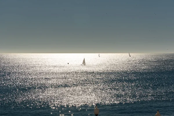 Мерцающее Солнце Отражающееся Спокойном Море Несколькими Лодками Мягко Подпрыгивающими Горизонте — стоковое фото