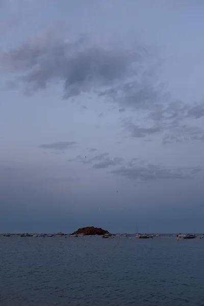 Güneş, İspanya 'nın Tossa de Mar şehrinin altın kumlarının üzerinde batıyor. Kumsala sıcak bir parıltı saçıyor.