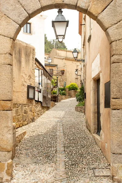 Tossa de Mar, İspanya - Eski şehrin tarihi caddesi dükkanlar ve restoranlarla dolu