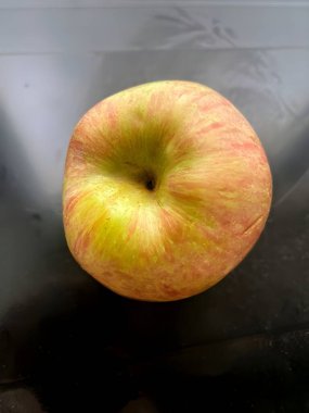 Siyah arka planda elma. Sağlıklı yiyecekler. Yakın plan fotoğraf..