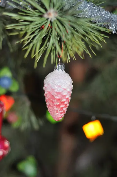 Noel ağacından sarkan çam kozalağı süsü.