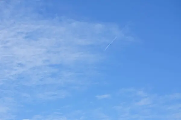 Bir insan gökyüzünde uçurtma uçuruyor.