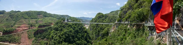 Vue Panoramique Pont Verre Long Bach Avec Montagnes Forêt Arrière — Photo