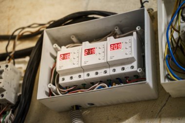 Voltaj rölesi, gelen voltaj ve duvardaki santralde kalan akım cihazının göstergesi..