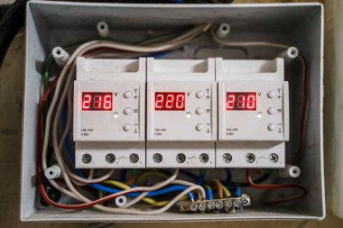 Voltaj rölesi, gelen voltaj ve duvardaki santralde kalan akım cihazının göstergesi..