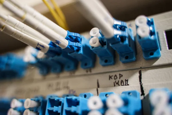 Optik yama kablolarının bağlı olduğu optik yama paneli lc lc