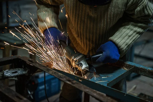 Alt kullanarak açı değirmeni fabrika ve kıvılcım atma.