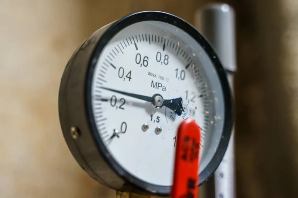 Su ya da gaz sistemlerine yükleme için basınç manometresi. Basınç manometresine odaklan. Tesisat ekipmanları.
