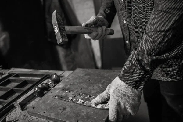 Homme Travaille Avec Marteau Dans Atelier — Photo