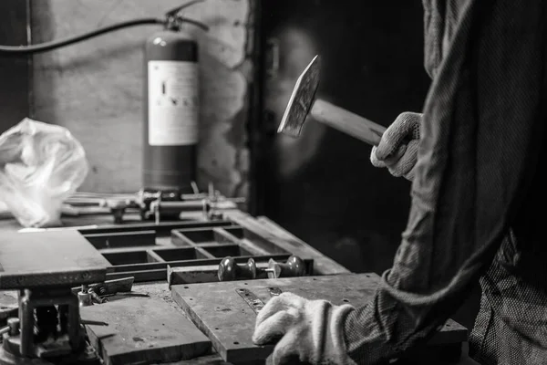 Ένας Άντρας Δουλεύει Ένα Σφυρί Ένα Εργαστήριο — Φωτογραφία Αρχείου