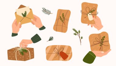 Hediye kutuları hazır. Bayram hediyeleri, kraft kağıdına sarılmış kurdele fiyonkları, ipler ve sicimler ile süslenmiş kağıdın içinde. Hediye kutularında sürprizler. 