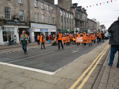 Baskı grubu Just Stop Oil 'in protestocuları, yollarda çok yavaş bir şekilde yürürken, hükümetin petrol sondajı lisansını protesto etmek için emeklemeye başladılar..