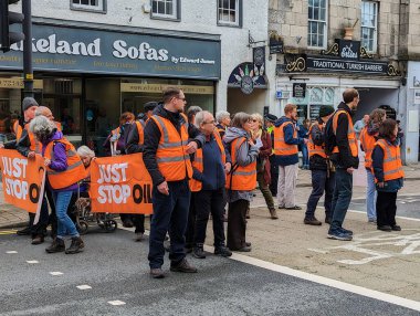 Baskı grubu Just Stop Oil 'in protestocuları, yollarda çok yavaş bir şekilde yürürken, hükümetin petrol sondajı lisansını protesto etmek için emeklemeye başladılar..