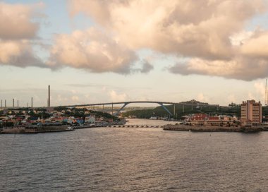 1974 yılında açılan bu yol, St. Anna Körfezi boyunca uzanan dört şeritli bir köprüdür ve 56.4 metre yüksekliğindedir (185 feet) yüksekliğindedir ve Punda 'dan Otrobanda' ya geçiş için Willemstad, Curacao, Hollanda Antilleri 'nde trafiği sağlar.