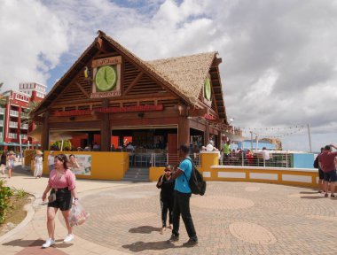 Açık bir kış gününde Willemstad, Curacao, Hollanda Antilleri 'ndeki gemi terminaline yakın bir yerde.