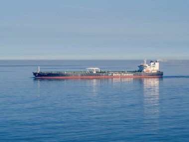Delta Kanaris 'in sahibi olduğu Delta Tankerleri, mavi ve güneşli yaz gökyüzünün altında, alışılmadık bir şekilde durgun Baltık Denizi' nde yelken açarlar..
