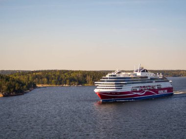 İsveç 'in başkenti Stockholm' e giden vapur feribotu Stockholm Takımadaları 'ndan geçer ve 30.000' den fazla ada ve adalardan oluşur. Viking hattı Baltık Denizi 'ndeki birçok şehri birbirine bağlıyor.