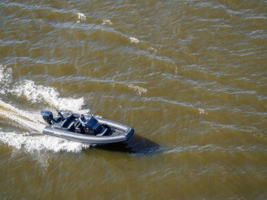 İsveç 'in başkenti Stockholm yakınlarındaki Stockholm Takımadası' nın çamurlu sularında hızla ilerleyen gri renkli BRIG RİB şişirilebilir botu. BRIG şişirilebilir ürünleri Ukrayna 'da üretilir..