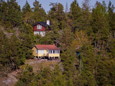 İsveç 'in Stockholm Archipelago adasındaki geleneksel İsveç tatil kulübelerinin yüksek manzarası bir nakliye rotasından görüldü. Bu küçük evler hafta sonları ve tatillerde İsveçliler tarafından kullanılıyor ve takımadalarda 50.000 'den fazla ev var..