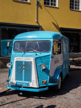 Eski Porvoo, Finlandiya 'da caddeye park etmiş mavi-beyaz bir kamyonet. Aracın üzerinde Biespiel yazılı.