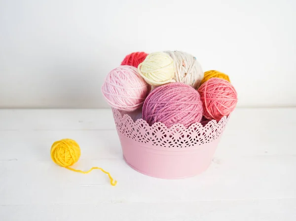 Pastel Colorido Bolas Uma Tigela Rosa Chão Madeira Branco Rosa — Fotografia de Stock