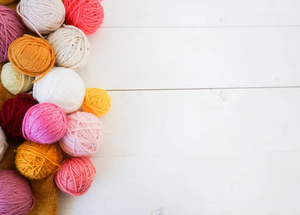 Bolas Multicoloridas Chão Madeira Branco Com Espaço Para Texto Rosa — Fotografia de Stock