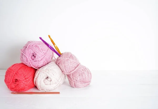 Bolas Multicoloridas Com Ganchos Crochê Chão Madeira Branca Cinza Rosa — Fotografia de Stock
