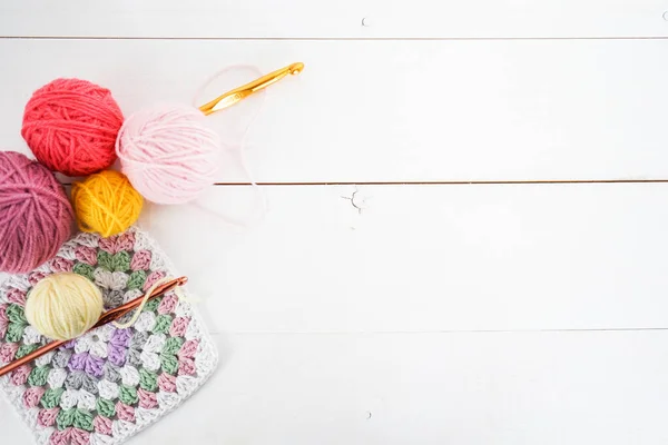 Bolas Multicoloridas Com Vovó Sqaure Gancho Crochê Chão Madeira Branca — Fotografia de Stock
