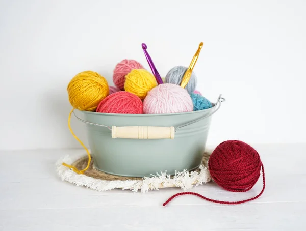 Bolas Multicoloridas Uma Tigela Verde Claro Com Ganchos Crochê Chão — Fotografia de Stock