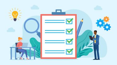 Kontrol listesi olan bir defter. Tüm alanlar yeşil işaretli. Listede tabletli bir çalışan ve dizüstü bilgisayarda çalışan bir çalışan var. Düz tasarım vektörü.